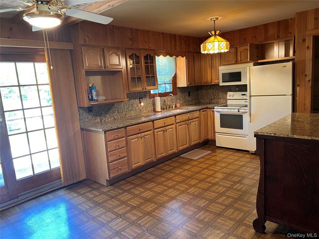 27 W Tiana Road A, Hampton Bays, NY 11946