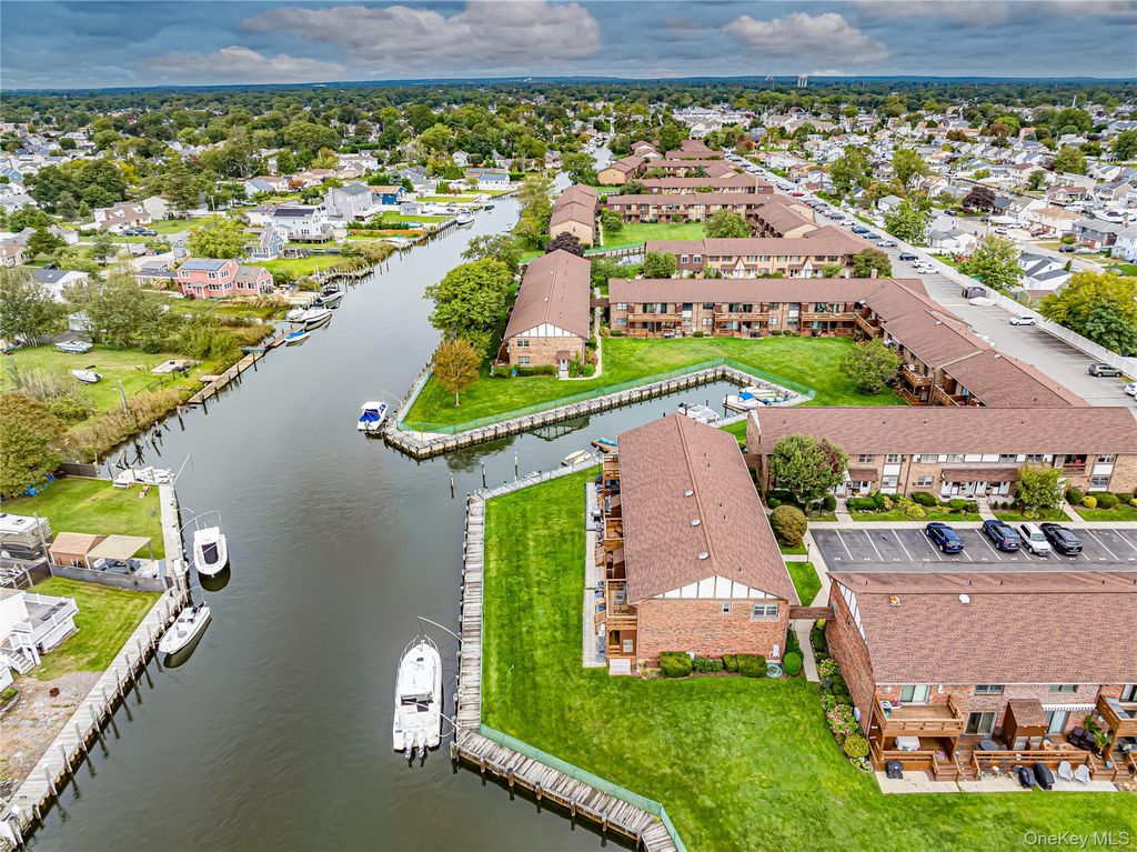 337 Mariners Way 337, Copiague, NY 11726 — exterior