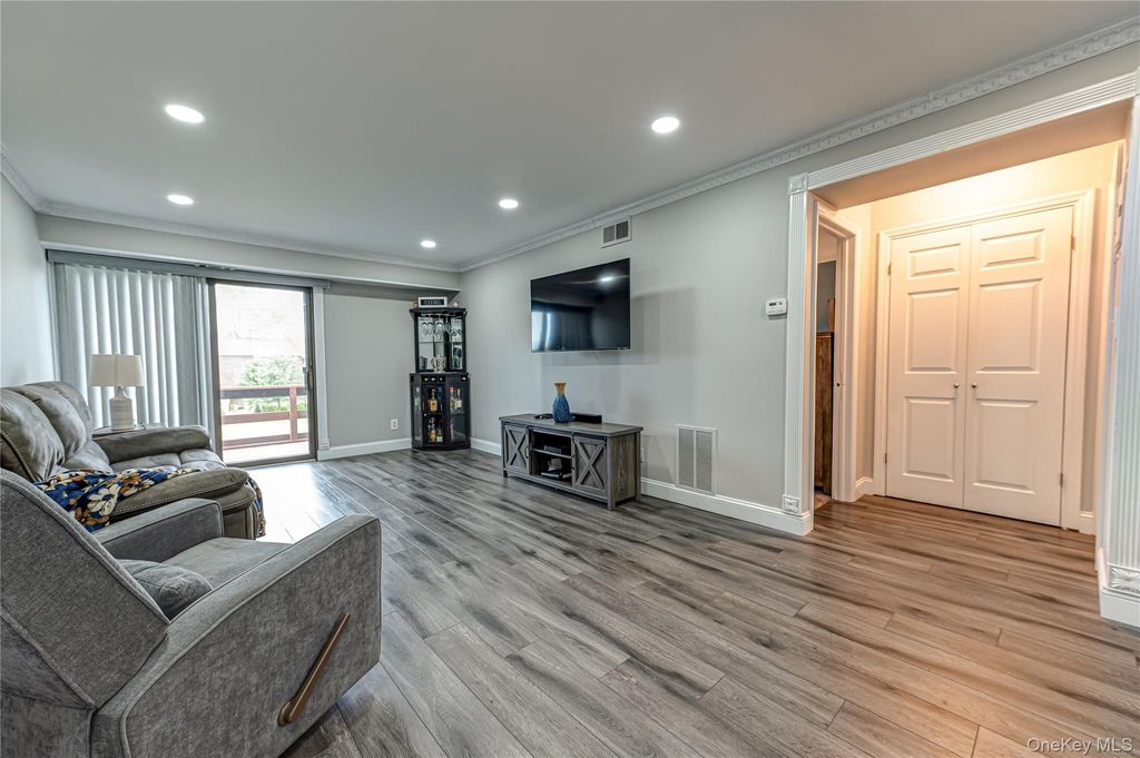 337 Mariners Way 337, Copiague, NY 11726 — photo 5