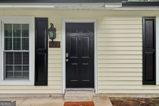 923 Bay Berry Lane, Lawrenceville, GA 30043