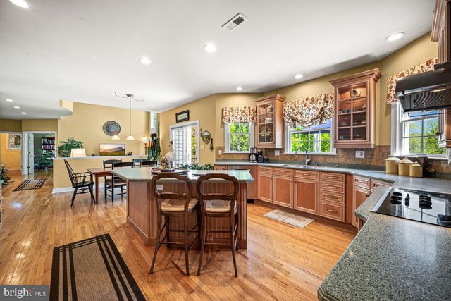 734 CORNELIA PL, Philadelphia, PA 19118