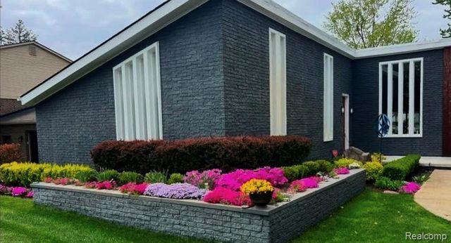 310 Pine Tree Road, Lake Orion, MI 48362