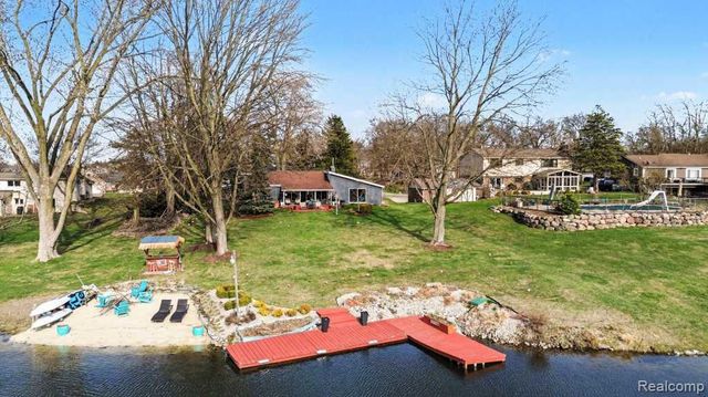 310 Pine Tree Road, Lake Orion, MI 48362