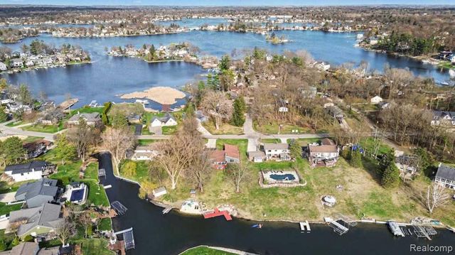 310 Pine Tree Road, Lake Orion, MI 48362