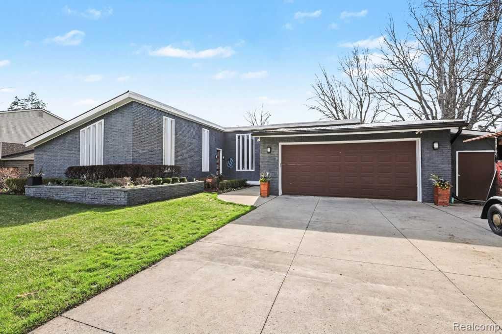 310 Pine Tree Road, Lake Orion, MI 48362