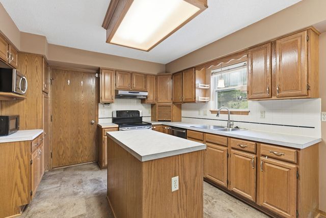 2720 N Beacon Hill, Wichita, KS 67220
