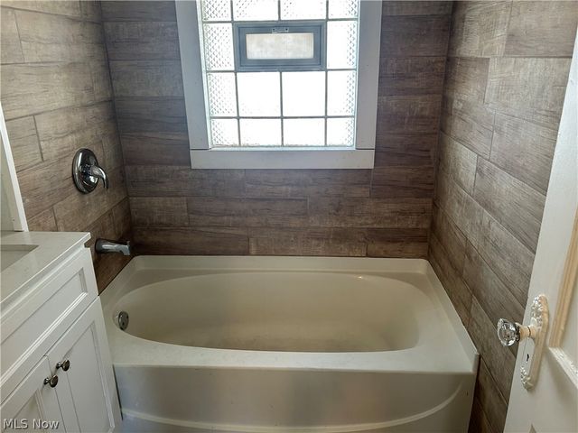 3961 E 53rd Street, Newburgh Heights, OH 44105