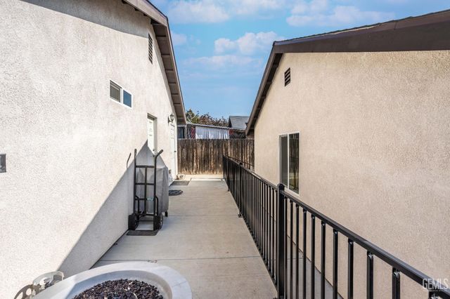 8405 Pioneer Drive, Bakersfield, CA 93306