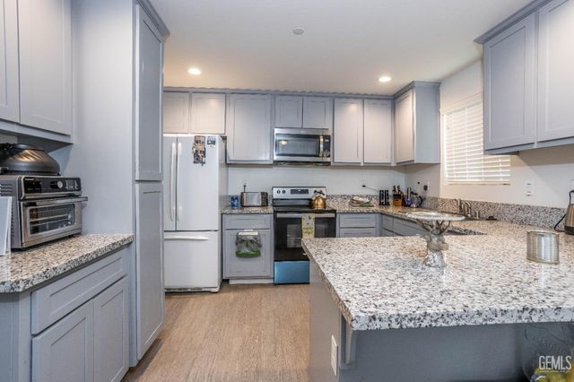 8405 Pioneer Drive, Bakersfield, CA 93306