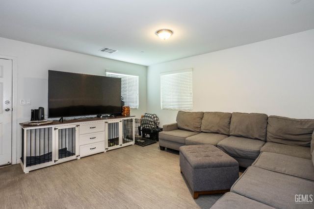 8405 Pioneer Drive, Bakersfield, CA 93306