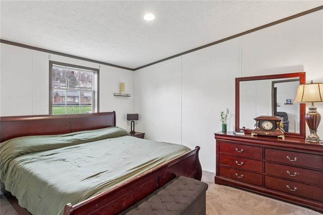 996 Monaca Rd, Center Twp, PA 15061