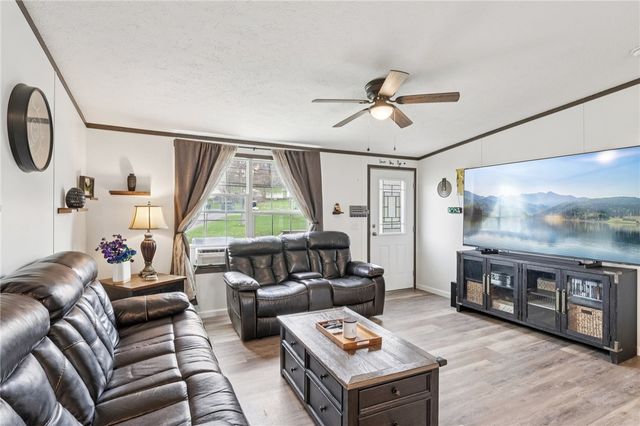 996 Monaca Rd, Center Twp, PA 15061