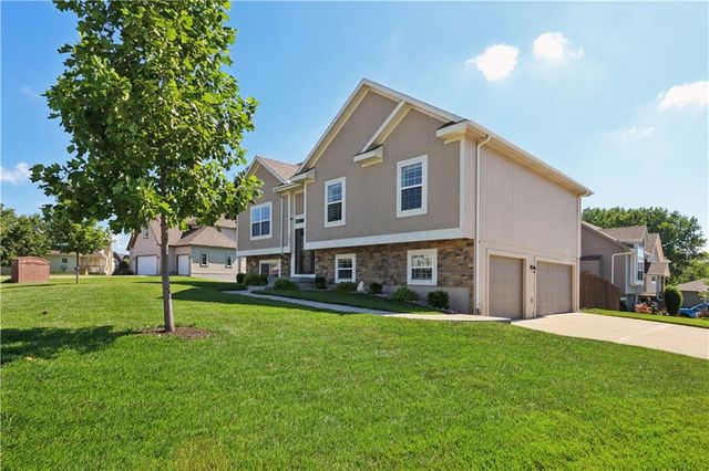 805 Cedar Ridge Drive, Raymore, MO 64083