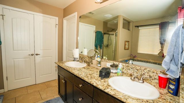 5922 E Fancher Creek Dr, Fresno, CA 93727