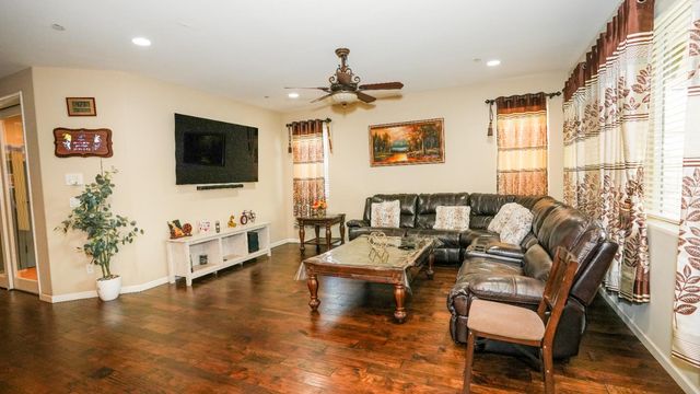 5922 E Fancher Creek Dr, Fresno, CA 93727