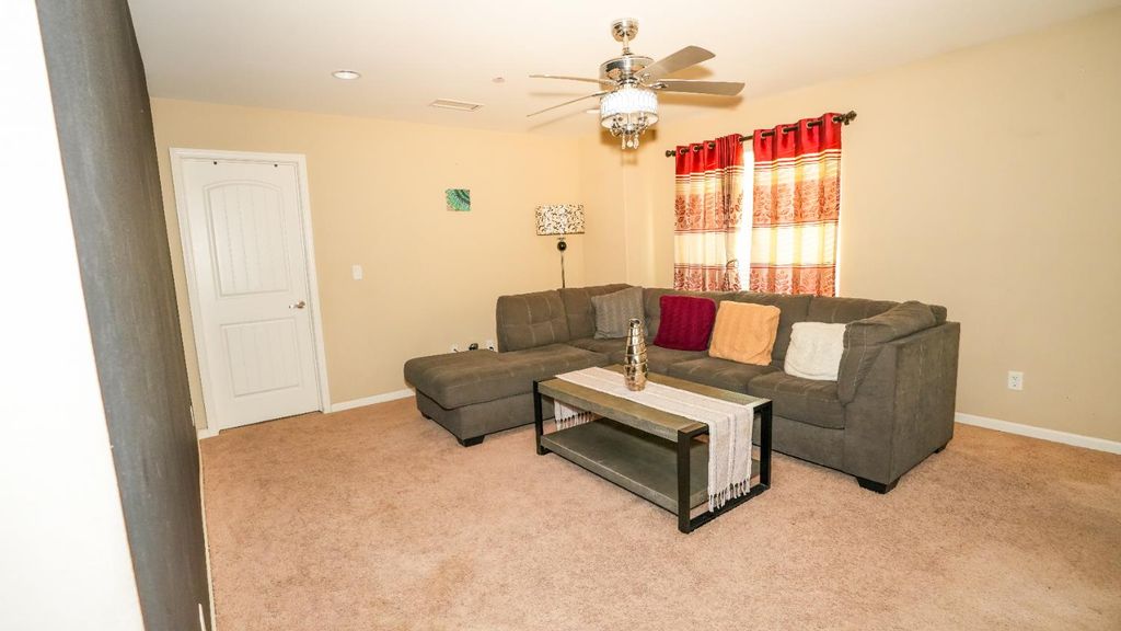 Image 18 of property listing at 5922 E Fancher Creek Dr, Fresno, CA 93727