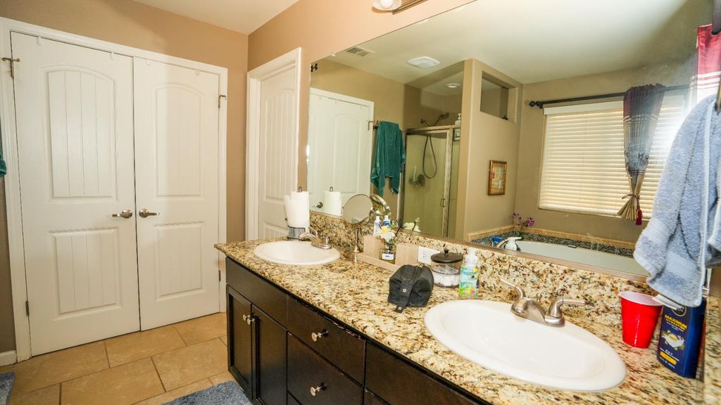 Image 24 of property listing at 5922 E Fancher Creek Dr, Fresno, CA 93727