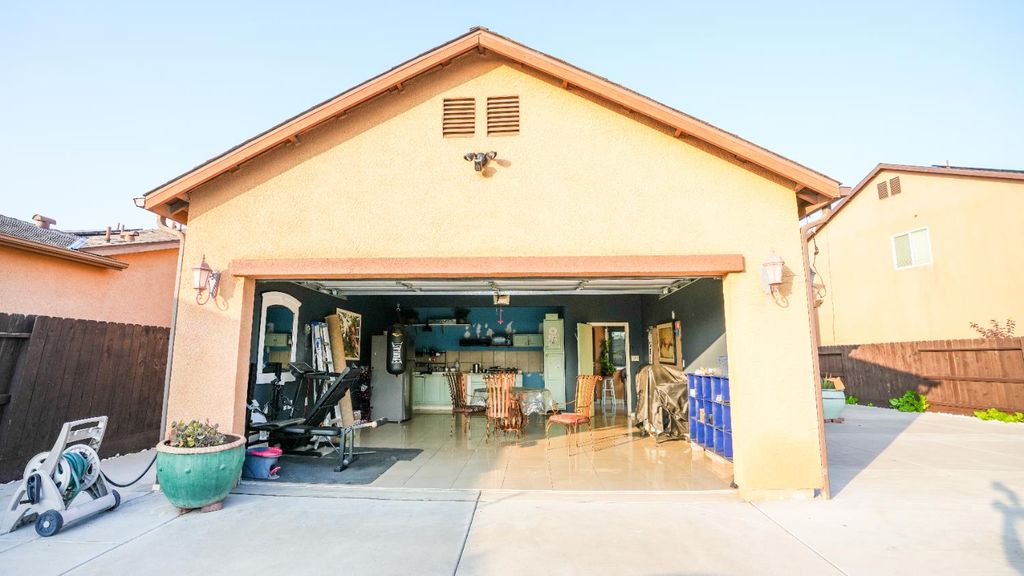 Image 29 of property listing at 5922 E Fancher Creek Dr, Fresno, CA 93727
