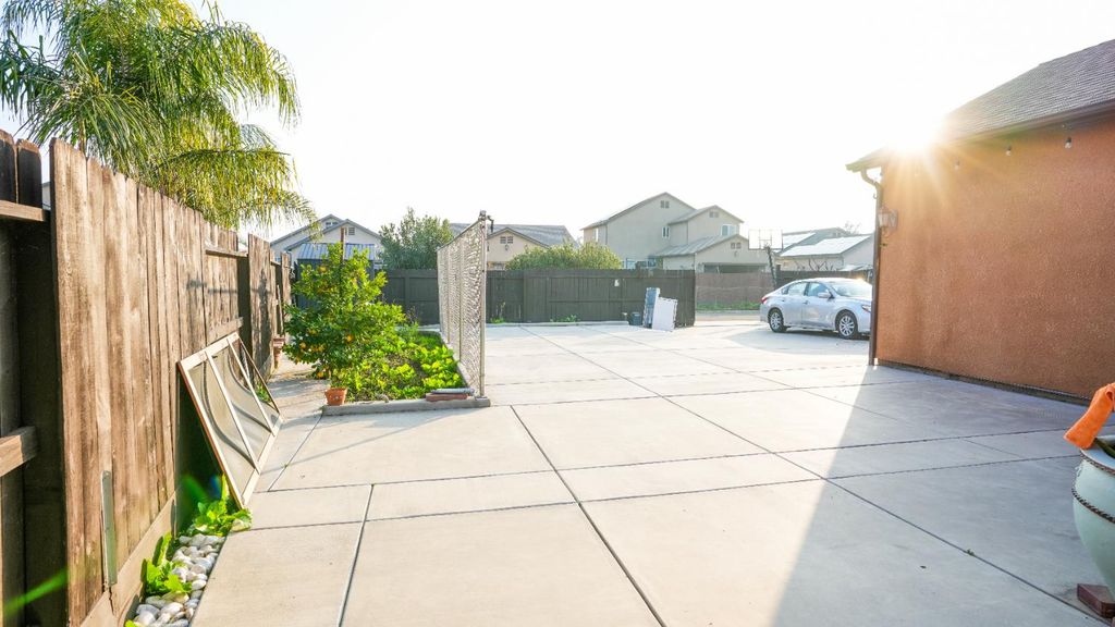 Image 30 of property listing at 5922 E Fancher Creek Dr, Fresno, CA 93727