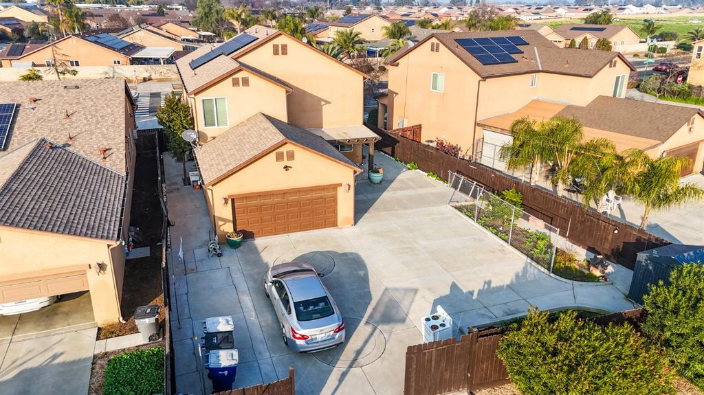 Image 5 of property listing at 5922 E Fancher Creek Dr, Fresno, CA 93727