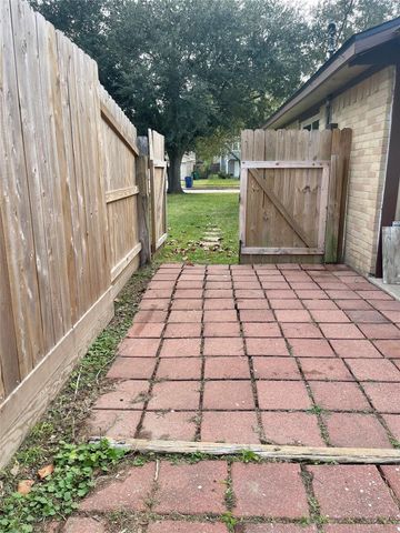 1225 Clover Drive, Angleton, TX 77515