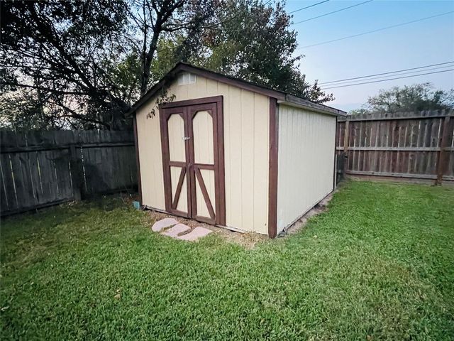 1225 Clover Drive, Angleton, TX 77515