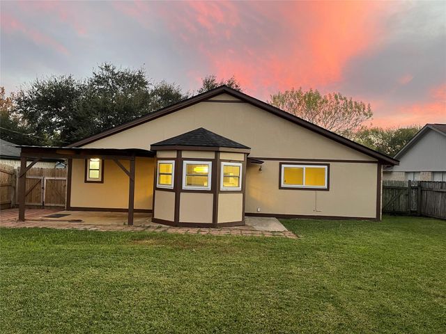 1225 Clover Drive, Angleton, TX 77515