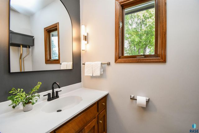 1808 E Edgewood Rd Road, Sioux Falls, SD 57103