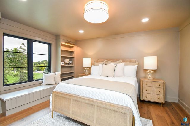 1808 E Edgewood Rd Road, Sioux Falls, SD 57103