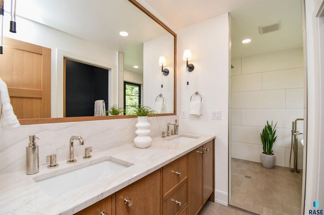 1808 E Edgewood Rd Road, Sioux Falls, SD 57103