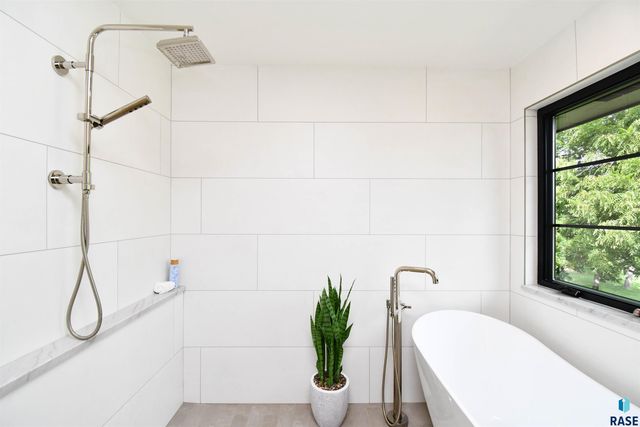 1808 E Edgewood Rd Road, Sioux Falls, SD 57103