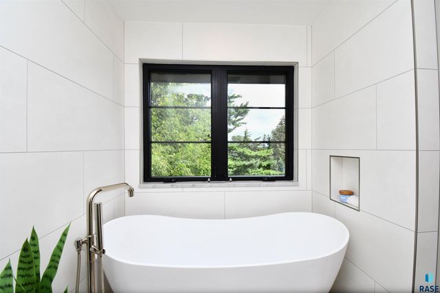 1808 E Edgewood Rd Road, Sioux Falls, SD 57103