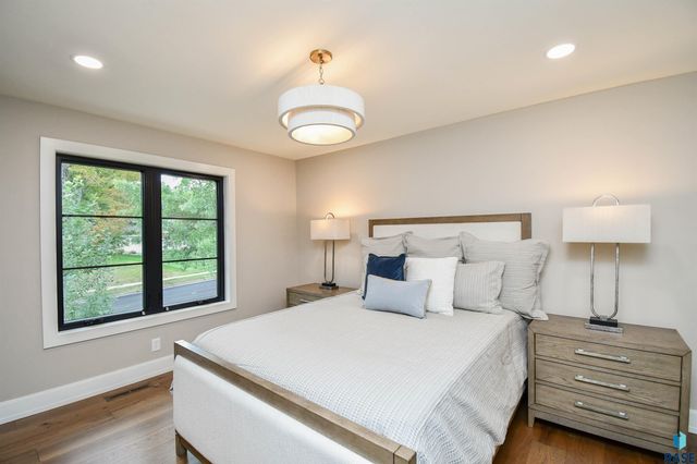 1808 E Edgewood Rd Road, Sioux Falls, SD 57103