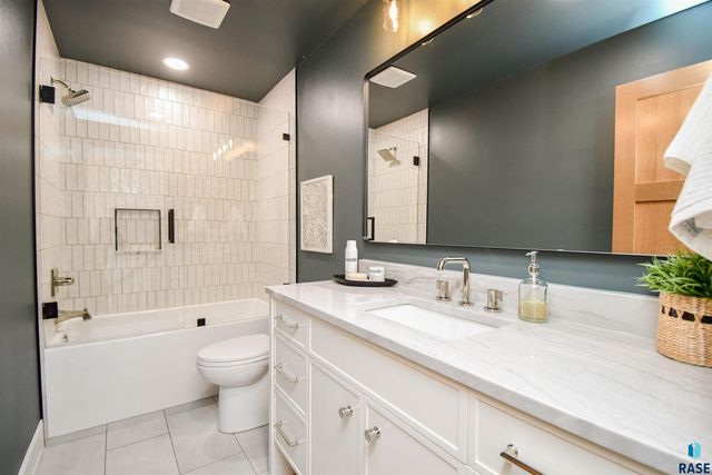 1808 E Edgewood Rd Road, Sioux Falls, SD 57103