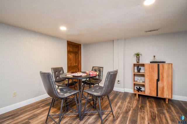 1808 E Edgewood Rd Road, Sioux Falls, SD 57103