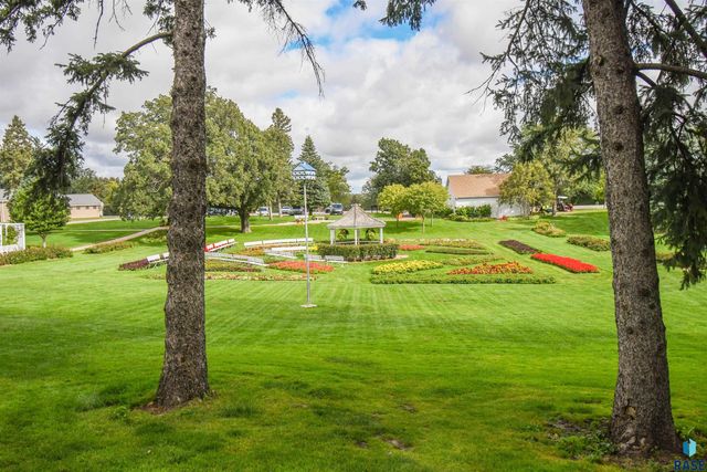 1808 E Edgewood Rd Road, Sioux Falls, SD 57103