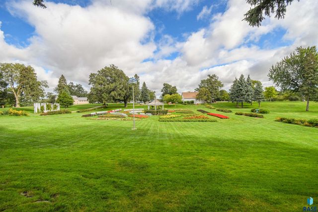 1808 E Edgewood Rd Road, Sioux Falls, SD 57103