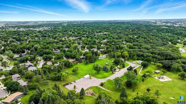 1808 E Edgewood Rd Road, Sioux Falls, SD 57103