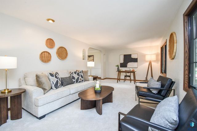 1808 E Edgewood Rd Road, Sioux Falls, SD 57103