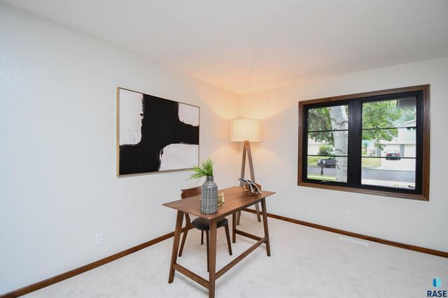 1808 E Edgewood Rd Road, Sioux Falls, SD 57103