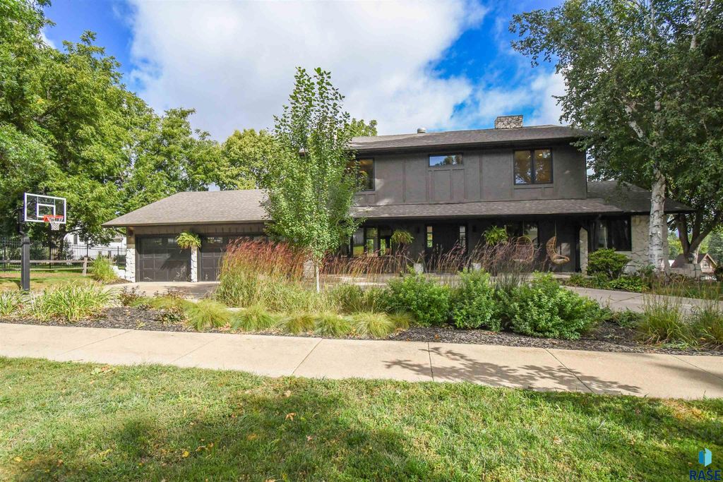 1808 E Edgewood Rd Road, Sioux Falls, SD 57103