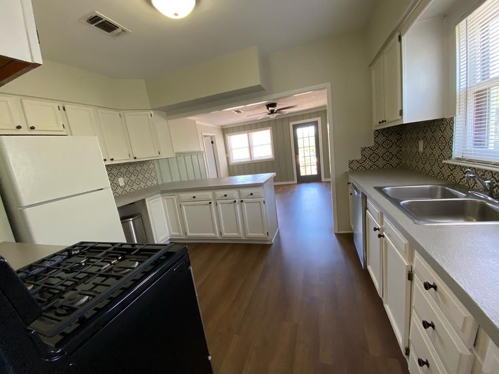 Image 6 of property listing at 915 Guadalupe Street, San Angelo, TX 76901