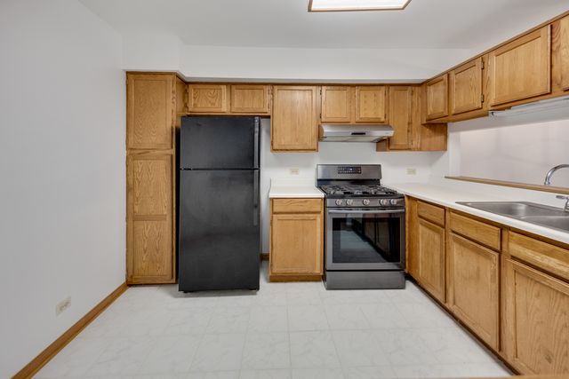 942 Little Falls Court, Elk Grove Village, IL 60007