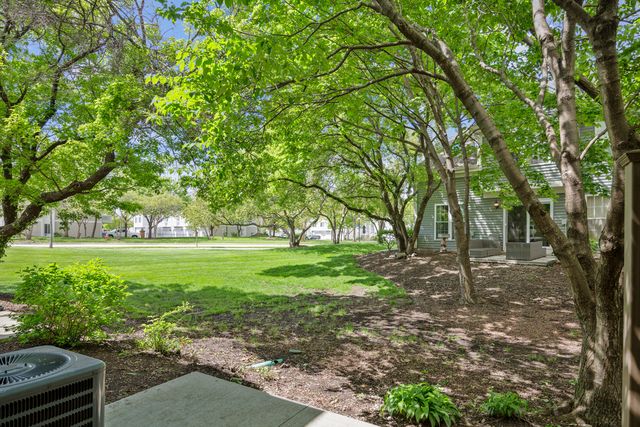 942 Little Falls Court, Elk Grove Village, IL 60007