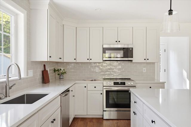 41 Avalon Dr, Falmouth, MA 02536