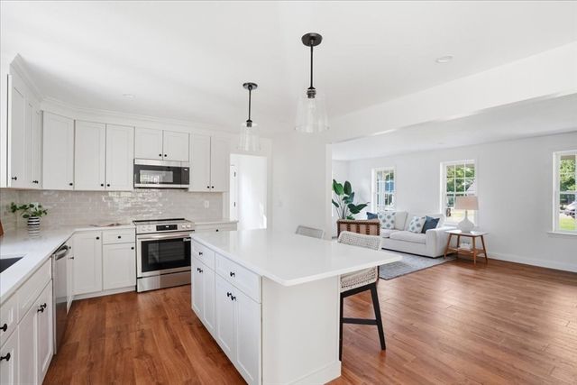 41 Avalon Dr, Falmouth, MA 02536