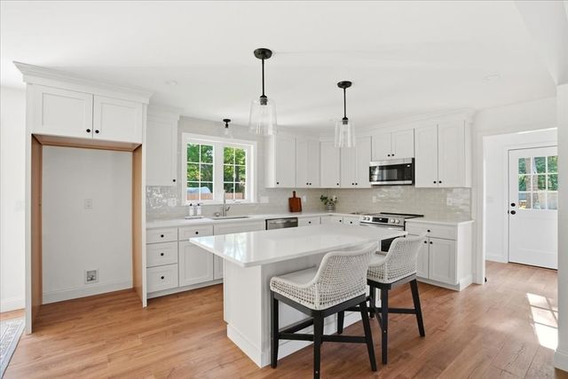 41 Avalon Dr, Falmouth, MA 02536