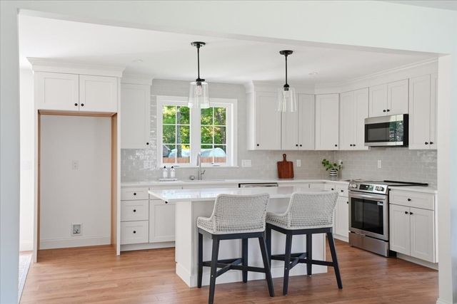 41 Avalon Dr, Falmouth, MA 02536