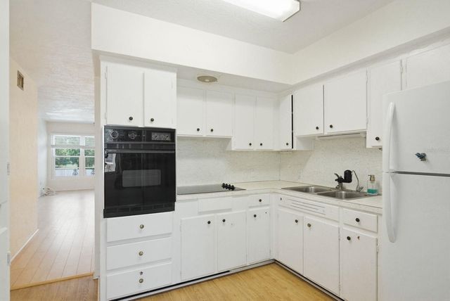 5593 40TH AVENUE N 418, Kenneth City, FL 33709