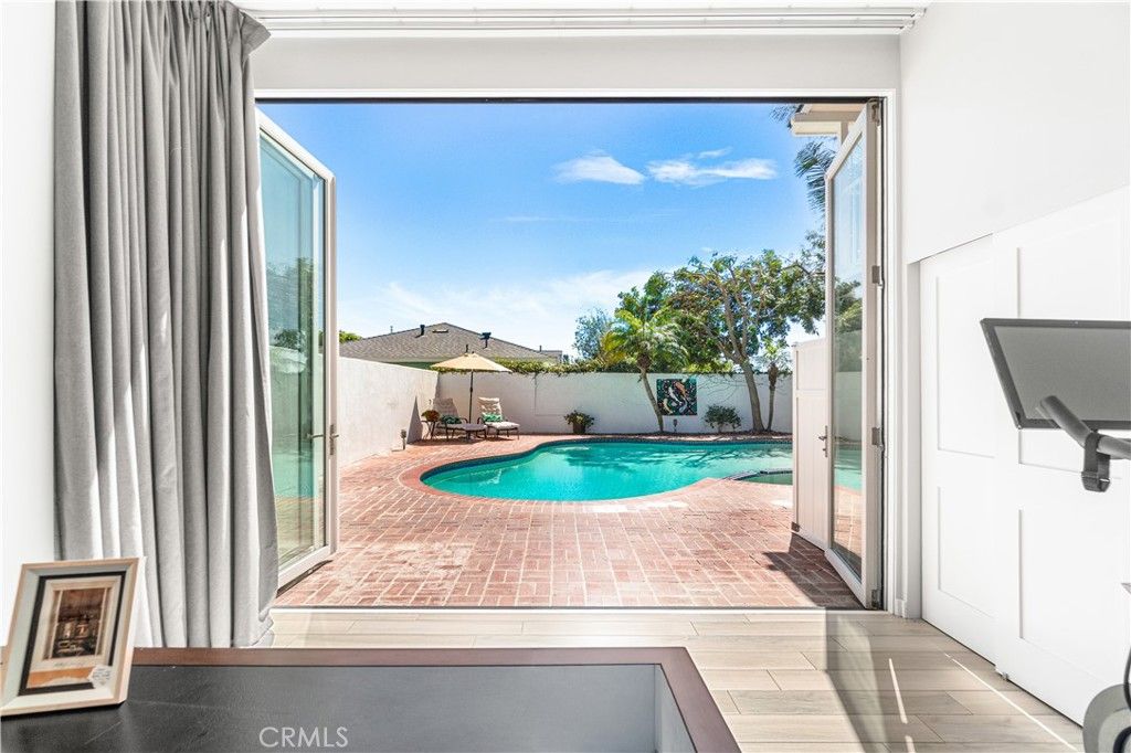 Image 15 of property listing at 1510 E Maple Avenue, El Segundo, CA 90245